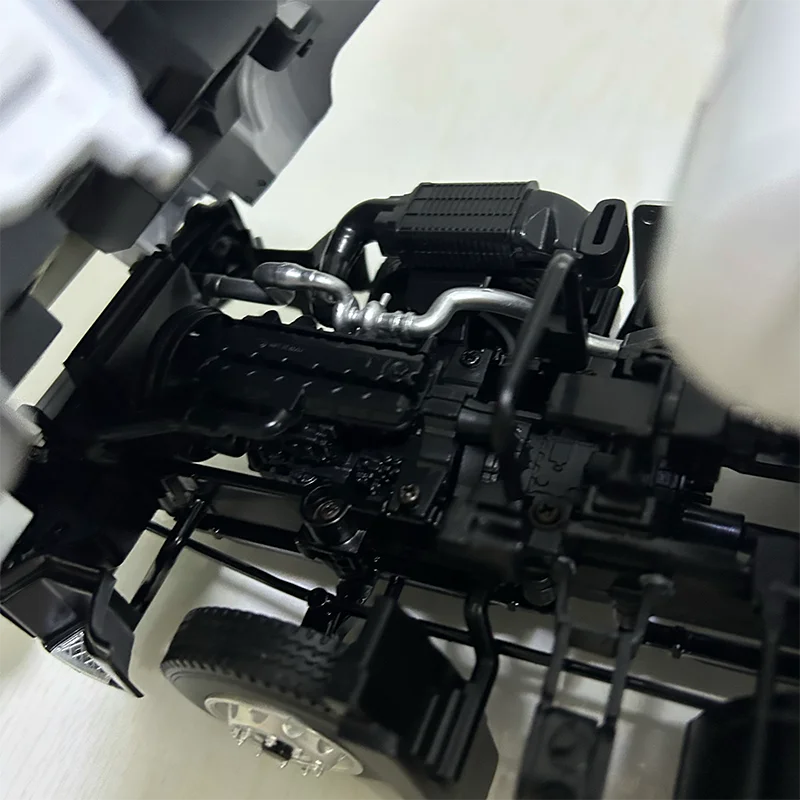 1:24 Scale Cement Mixer Truck Model 4 1:24 Scale Cement Mixer Truck Model - Image 4