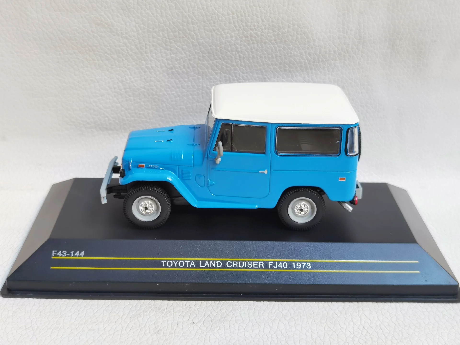 1973 Toyota FJ40 Land Cruiser Diecast Model 2 1973 Toyota FJ40 Land Cruiser Diecast Model - Image 2