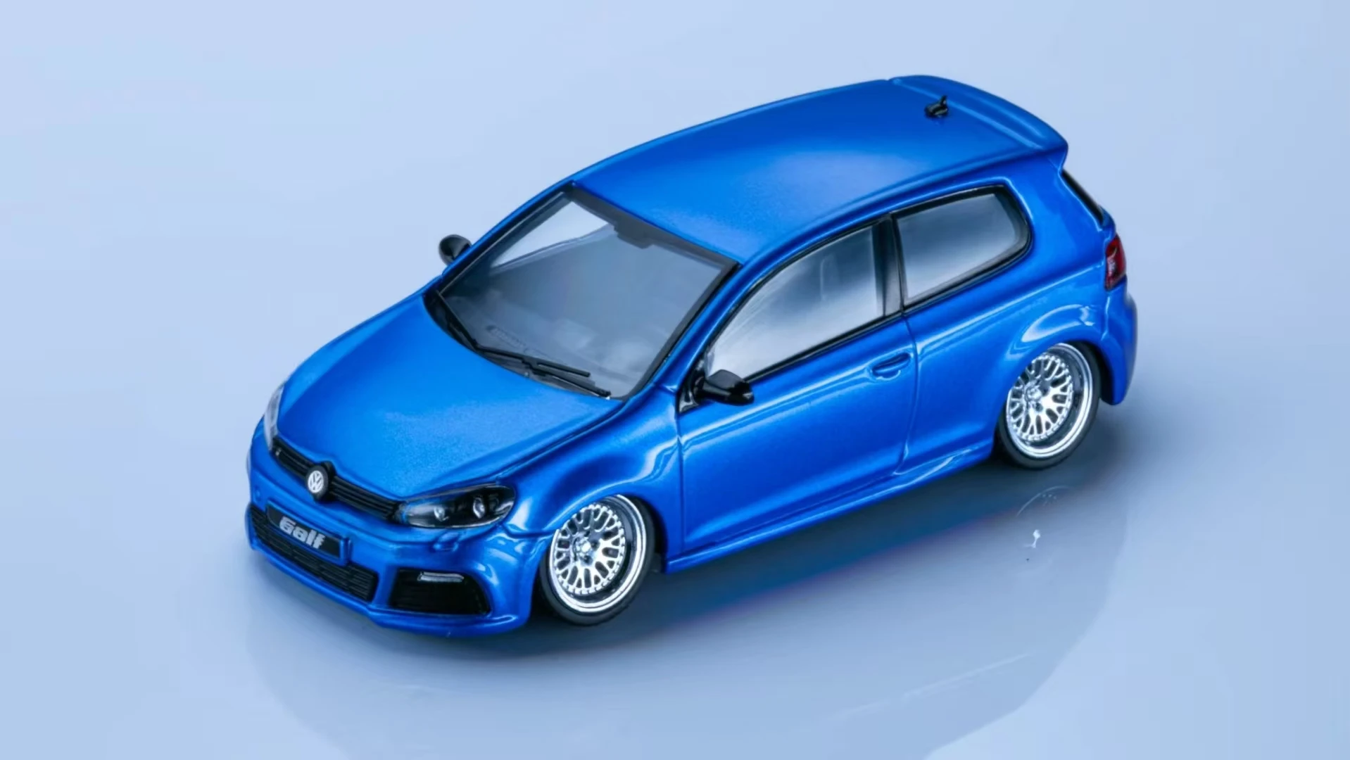 Maxwell 1:64 Alloy Model Car in Four Finishes 2 Maxwell 1:64 Alloy Model Car in Four Finishes - Image 2