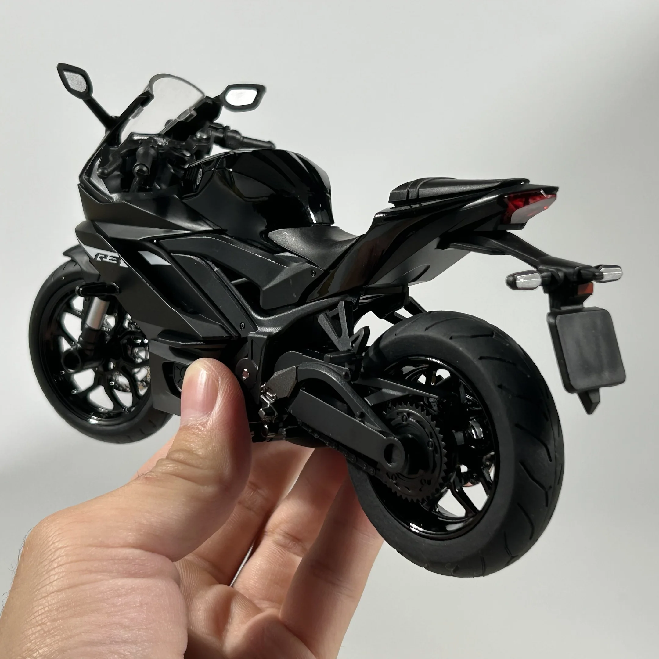 Yamaha YZF R3 1:12 Diecast Motorcycle Model 6 Yamaha YZF R3 1:12 Diecast Motorcycle Model - Image 6