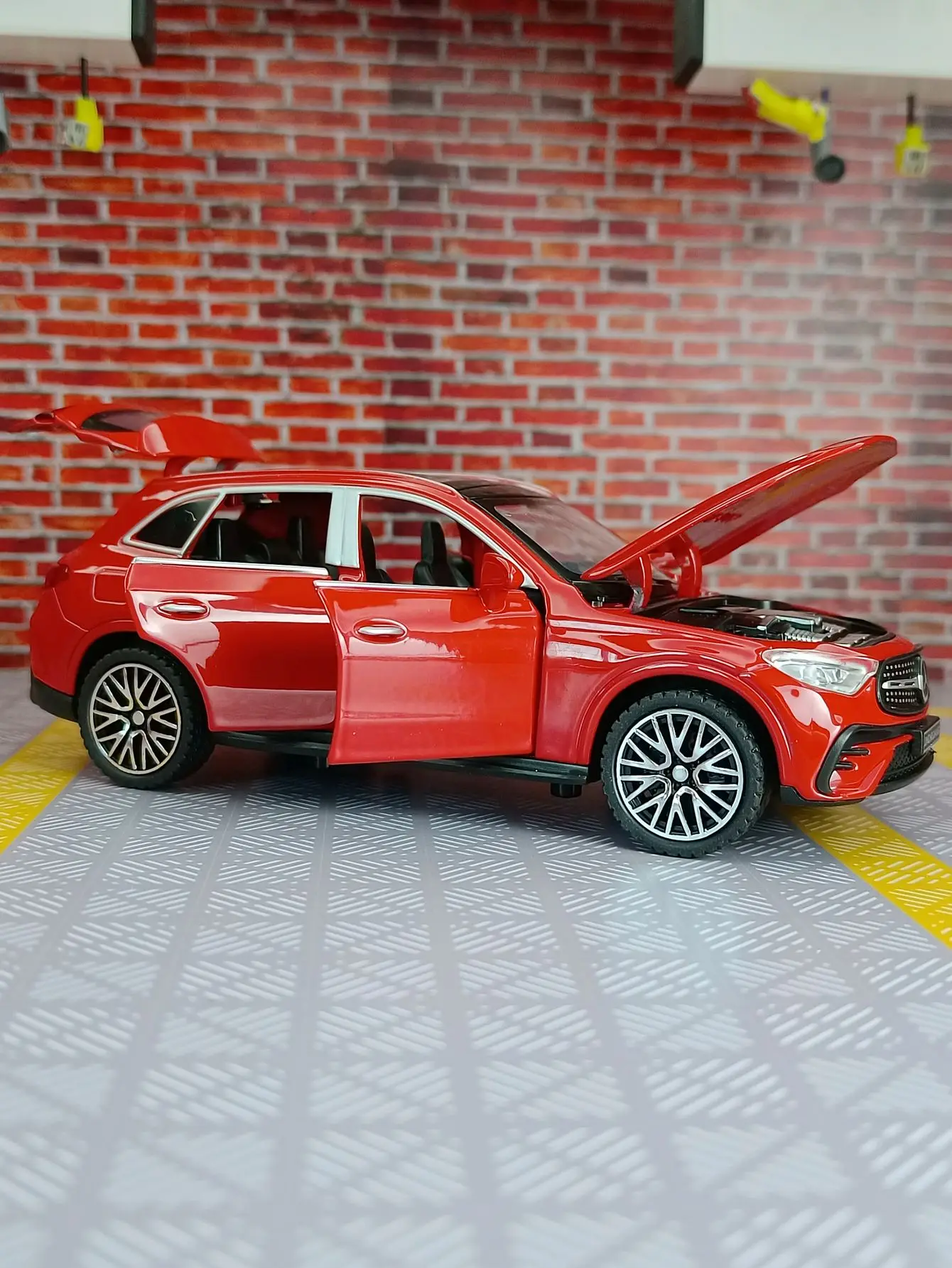 Mercedes-Benz GLC400 1:32 Diecast Model Car 4 Mercedes-Benz GLC400 1:32 Diecast Model Car - Image 4