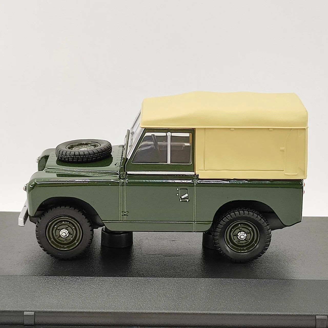 Vintage Land Rover Series II SWB 1:43 Diecast Model 3 Vintage Land Rover Series II SWB 1:43 Diecast Model - Image 3