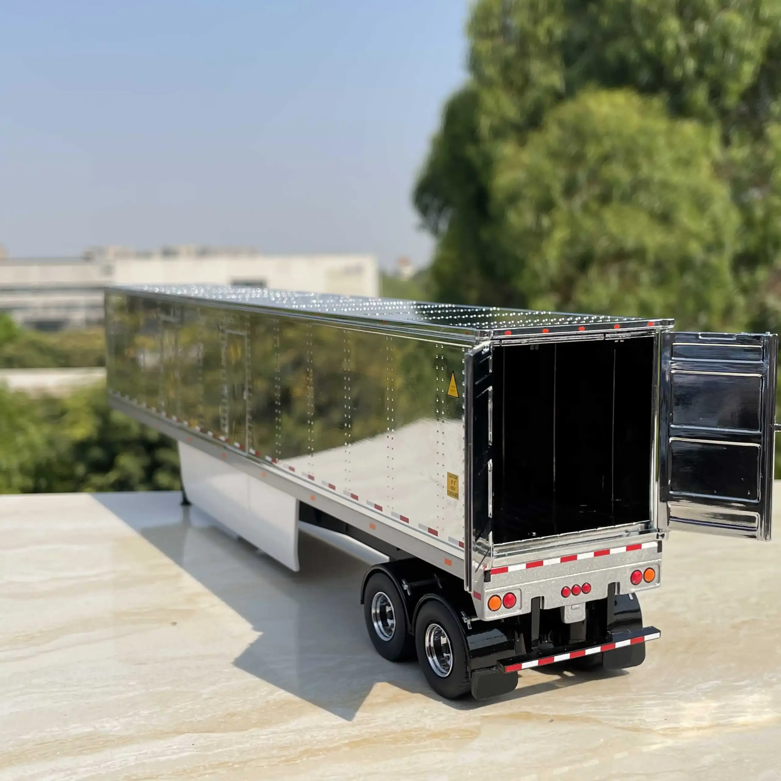 1:50 Scale Diecast Semi-Trailer Model in Silver 4 1:50 Scale Diecast Semi-Trailer Model in Silver - Image 4