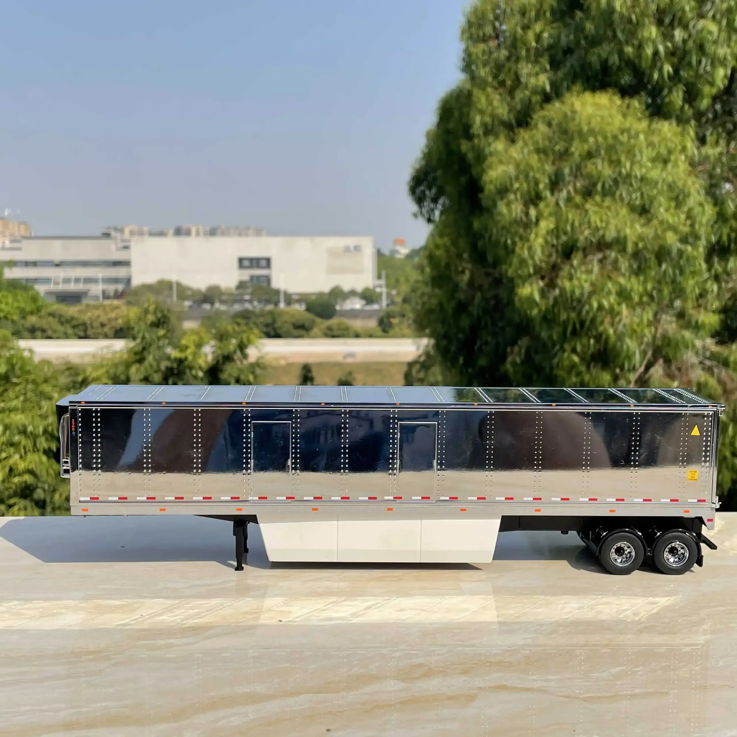 1:50 Scale Diecast Semi-Trailer Model in Silver 3 1:50 Scale Diecast Semi-Trailer Model in Silver - Image 3