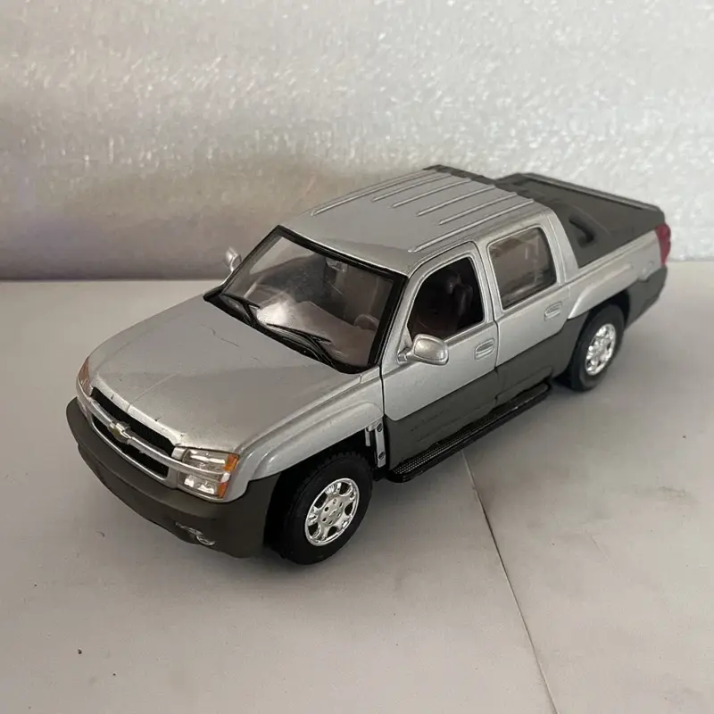 The 1:24 Chevy Avalanche Diecast Model with Scratch: A Collector's Showstopper 1 Sa5dd8c8e2b4a4a20867a977329aa384fx