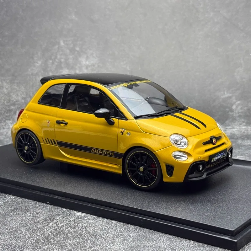 FIAT F595 2022 1:18 Scale Diecast Model Car 5 FIAT F595 2022 1:18 Scale Diecast Model Car - Image 5