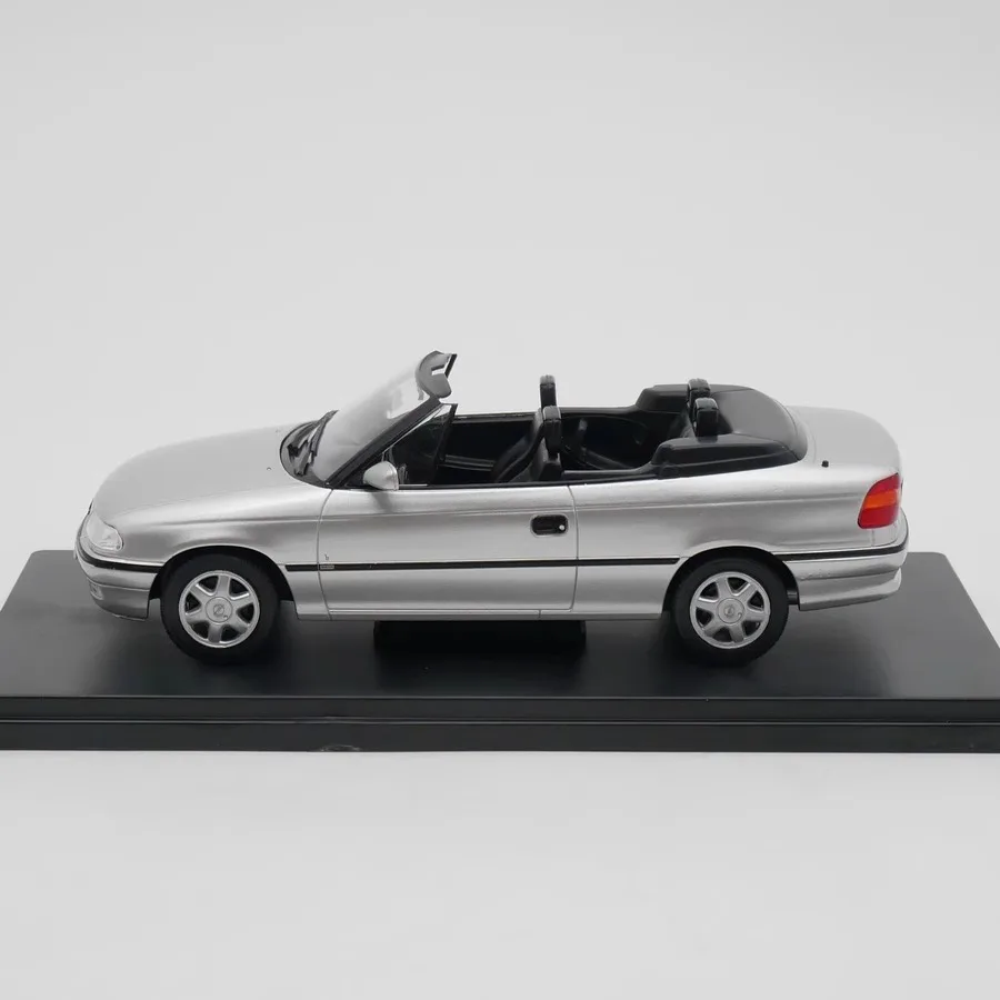 Opel Astra F Cabrio 1:24 Diecast Model 2 Opel Astra F Cabrio 1:24 Diecast Model - Image 2