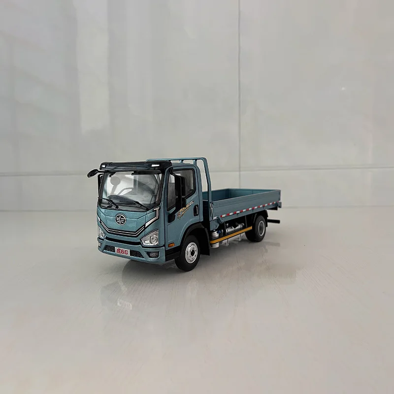 1:24 Jiefang V6G Truck Model in Blue or White 6 1:24 Jiefang V6G Truck Model in Blue or White - Image 6