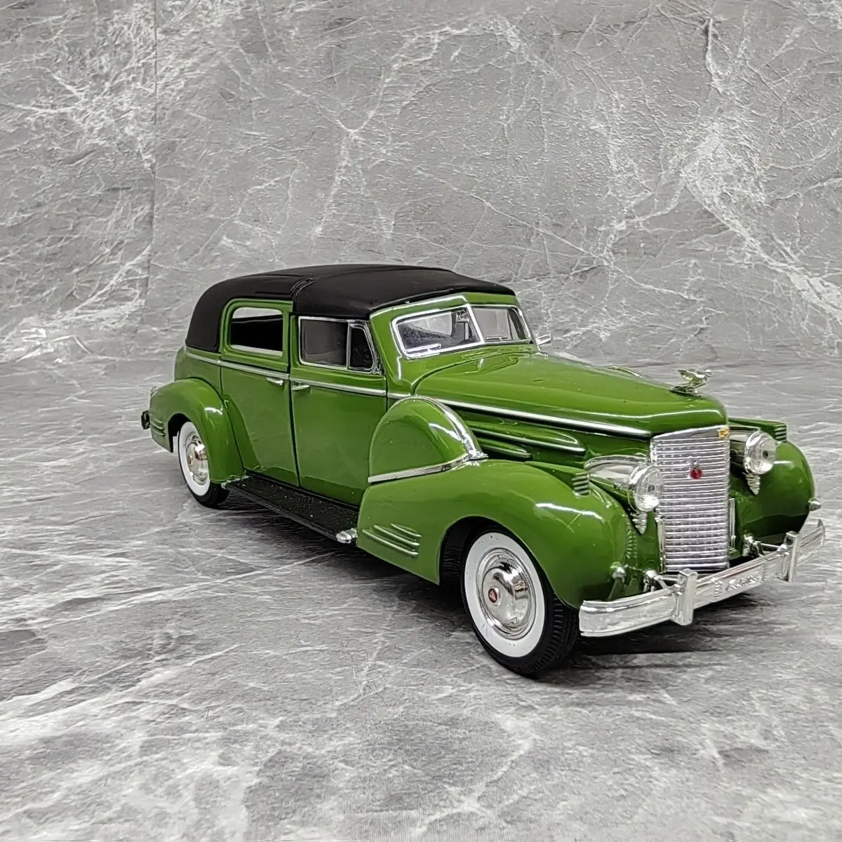 1938 Fleetwood Scale Model Collectible 4 1938 Fleetwood Scale Model Collectible - Image 4