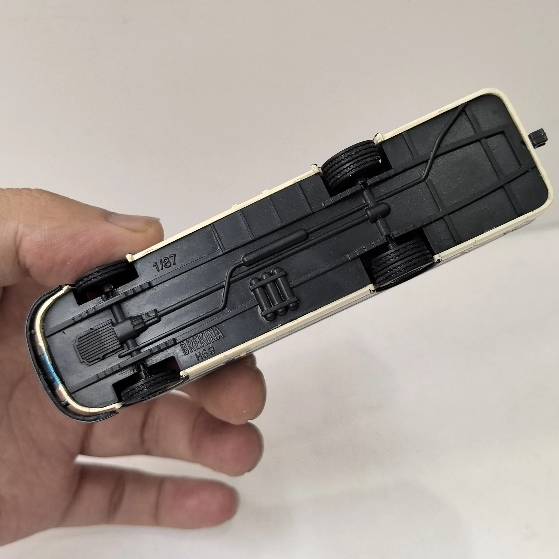 Vintage IFA Bus Model 1:87 Scale Collectible 6 Vintage IFA Bus Model 1:87 Scale Collectible - Image 6