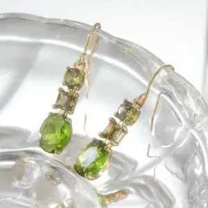Gold Drop Earrings with Green Cubic Zirconia 11 Sa98f54a53d0e4a4b85de8bc5c76ab2b3B
