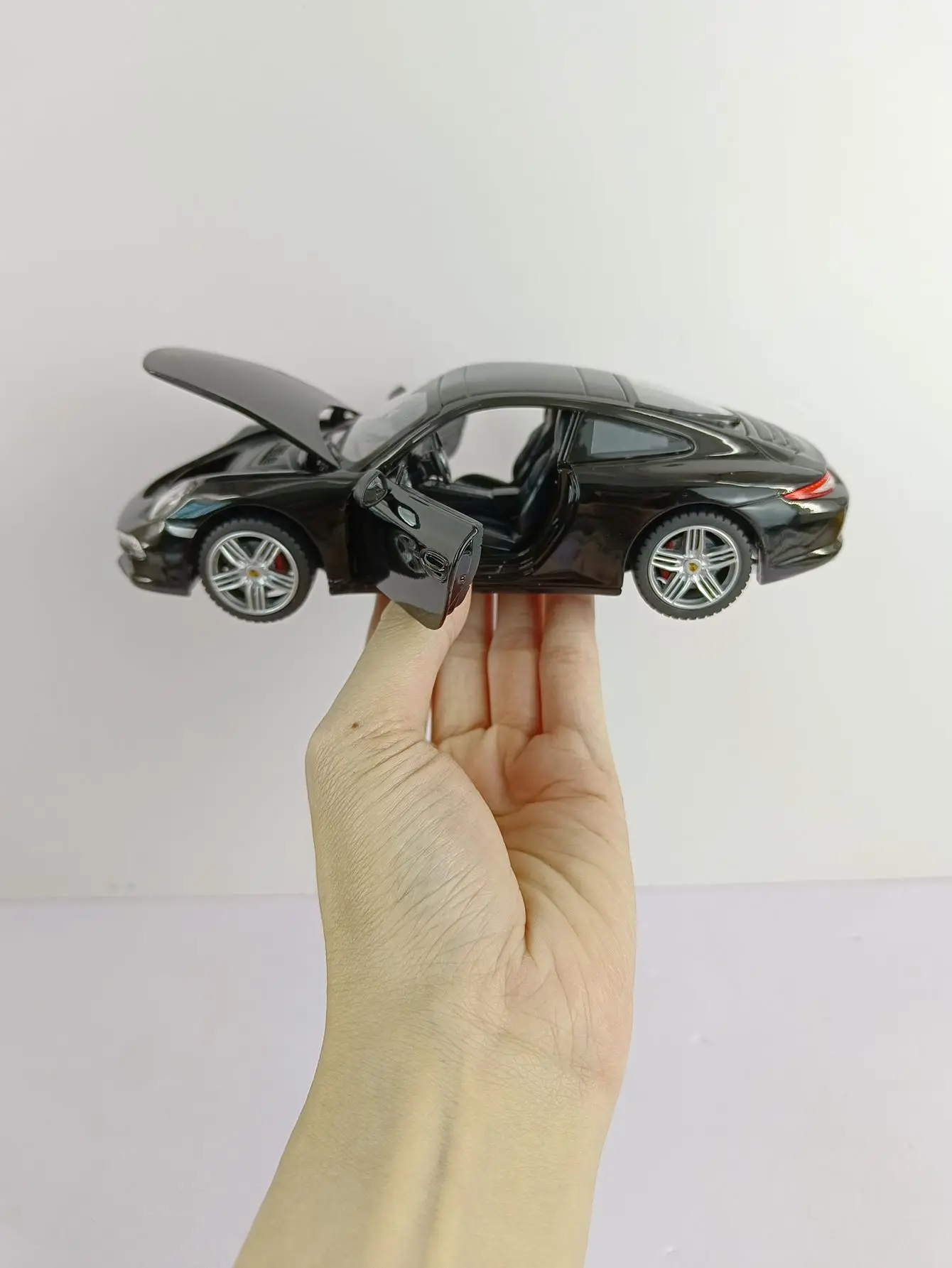 White Porsche 911 Diecast Model 1:24 Scale 6 White Porsche 911 Diecast Model 1:24 Scale - Image 6