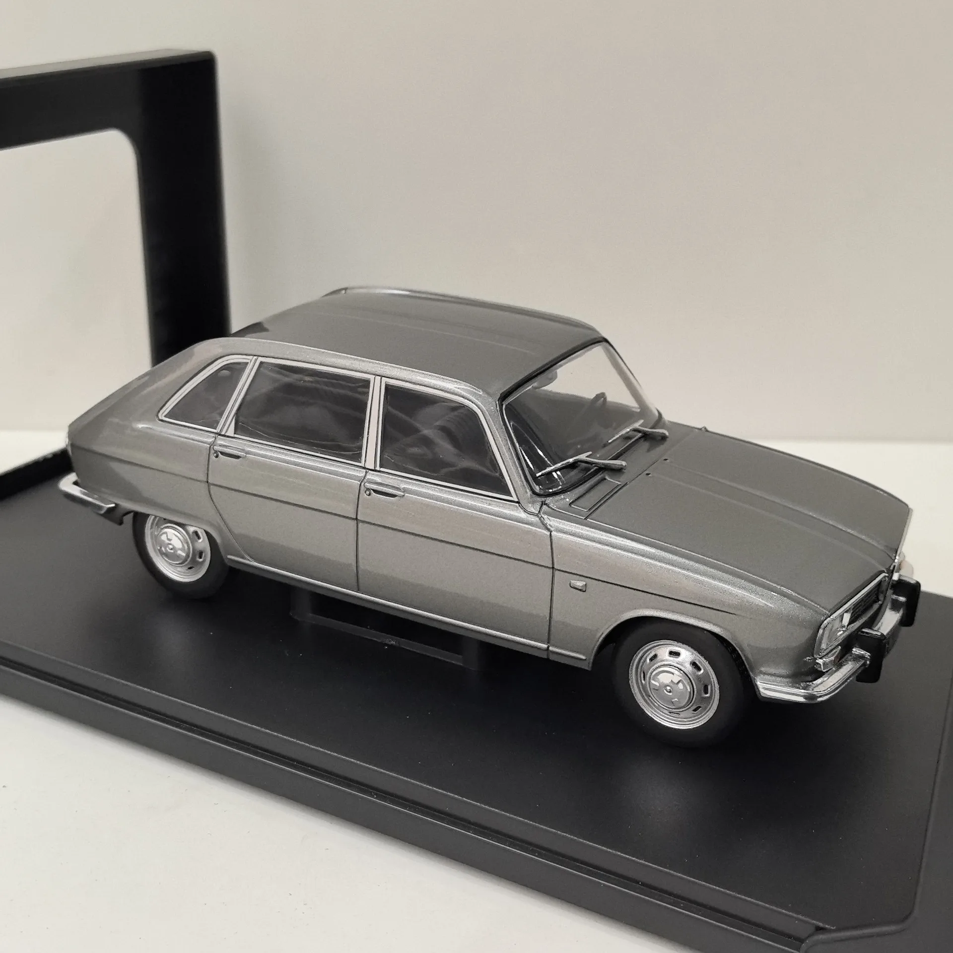 Vintage 1965 Renault 16 Diecast Model 1/24 Scale 5 Vintage 1965 Renault 16 Diecast Model 1/24 Scale - Image 5