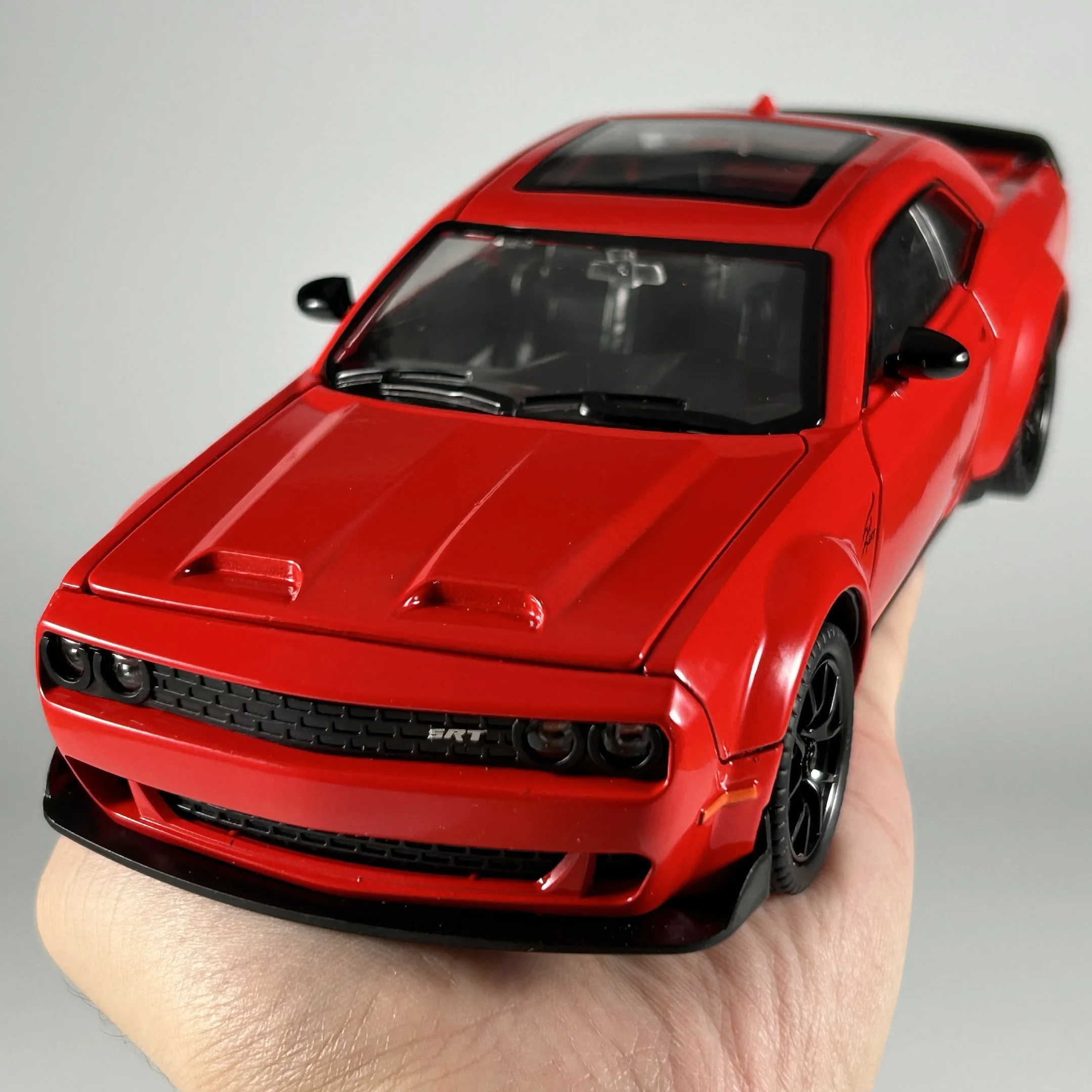Red Dodge Challenger Hellcat 1:24 Model Car 5 Red Dodge Challenger Hellcat 1:24 Model Car - Image 5