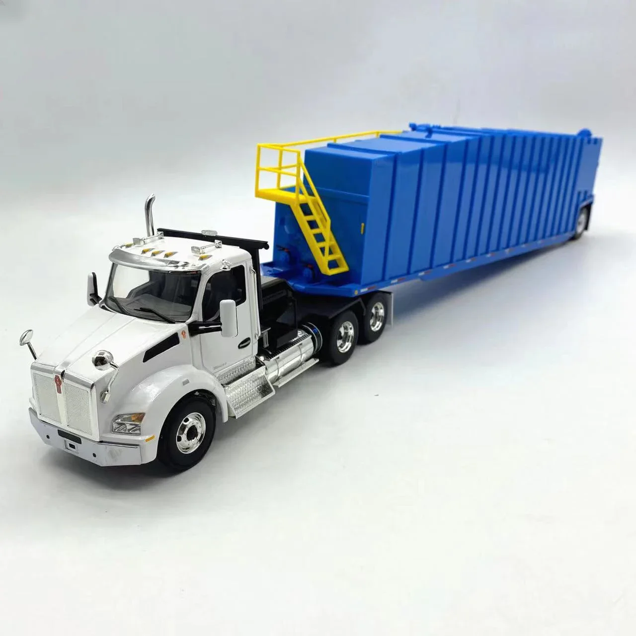 Diecast Scale Model of Kenworth T880 Frac Truck 8 Diecast Scale Model of Kenworth T880 Frac Truck - Image 8