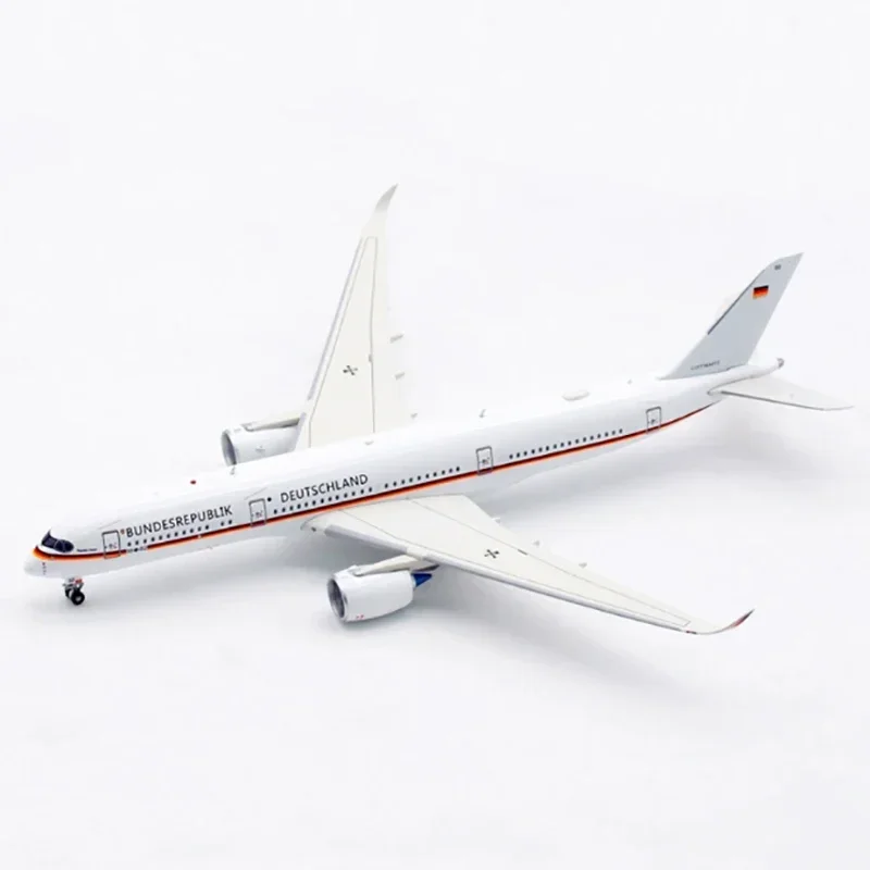 Airbus A350-900 Diecast Model 1:400 Scale 3 Airbus A350-900 Diecast Model 1:400 Scale - Image 3