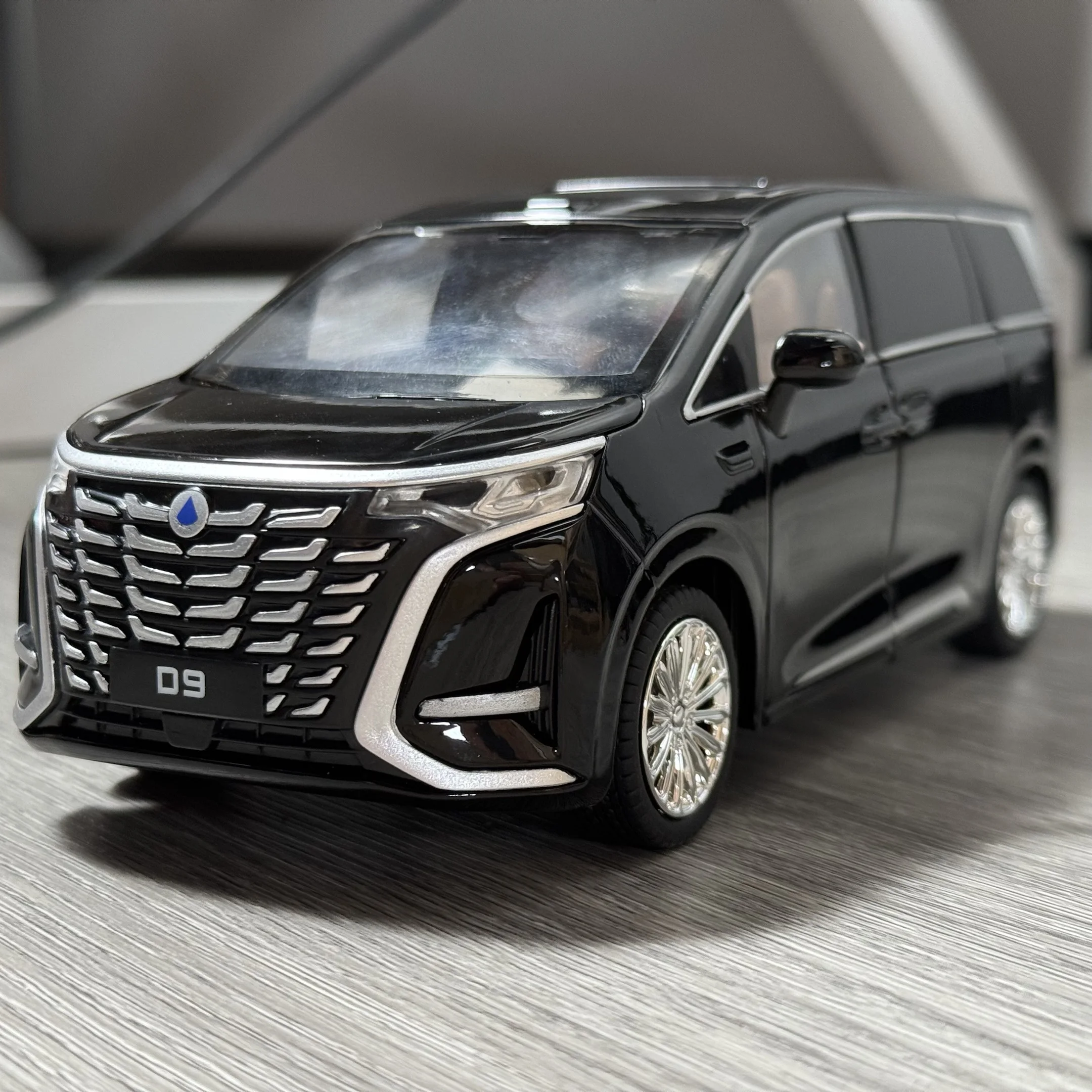 Denza D9 1:24 Scale Diecast Model with Lights 2 Denza D9 1:24 Scale Diecast Model with Lights - Image 2