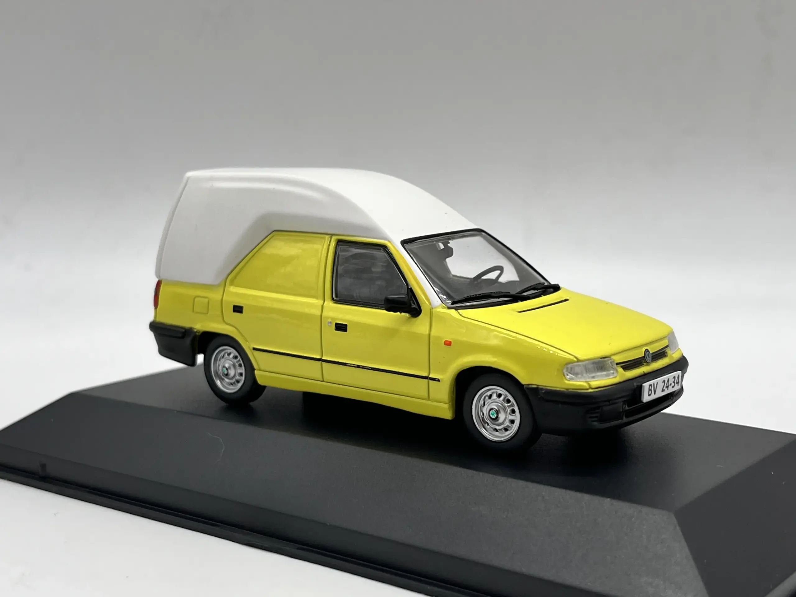 Vibrant 1/43 Felicia Van Diecast Model 2 Vibrant 1/43 Felicia Van Diecast Model - Image 2