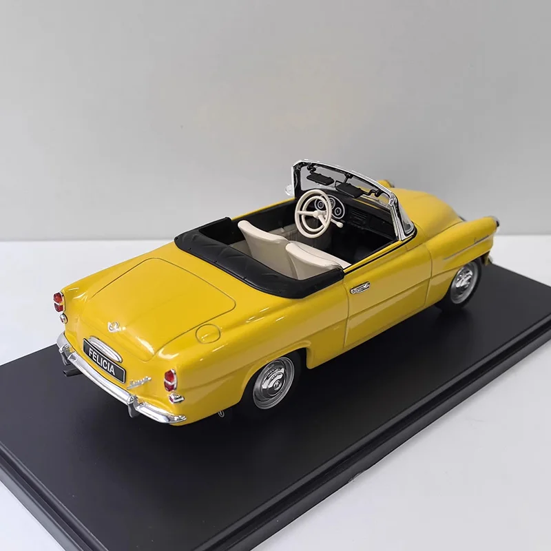 Vibrant Yellow Skoda Felicia Convertib 1:24 Diecast Model 4 Vibrant Yellow Skoda Felicia Convertib 1:24 Diecast Model - Image 4