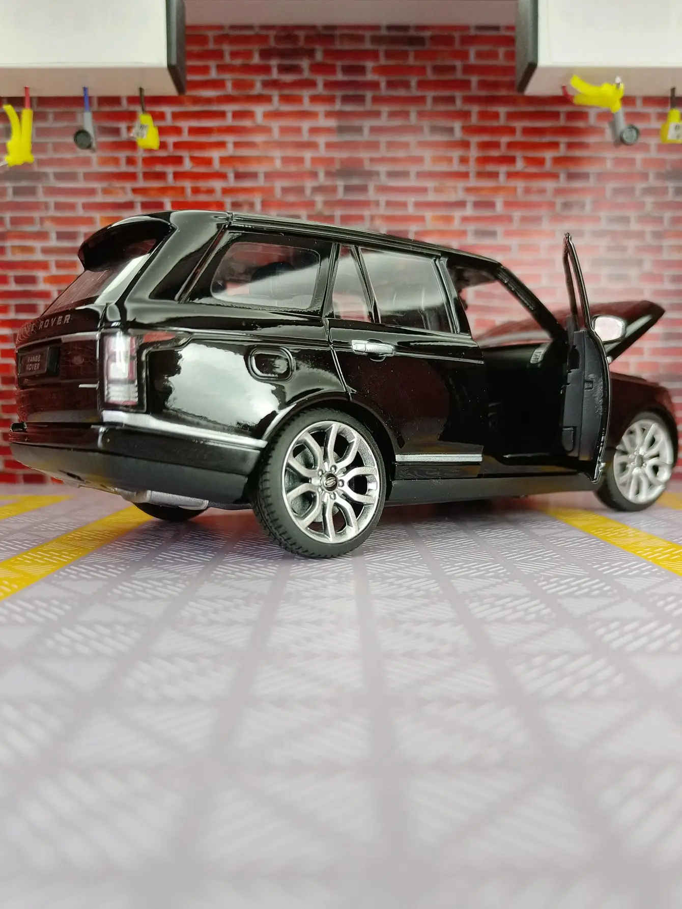 Land Rover Range Rover 1:24 Diecast Model in Black, White, or Red 2 Land Rover Range Rover 1:24 Diecast Model in Black, White, or Red - Image 2