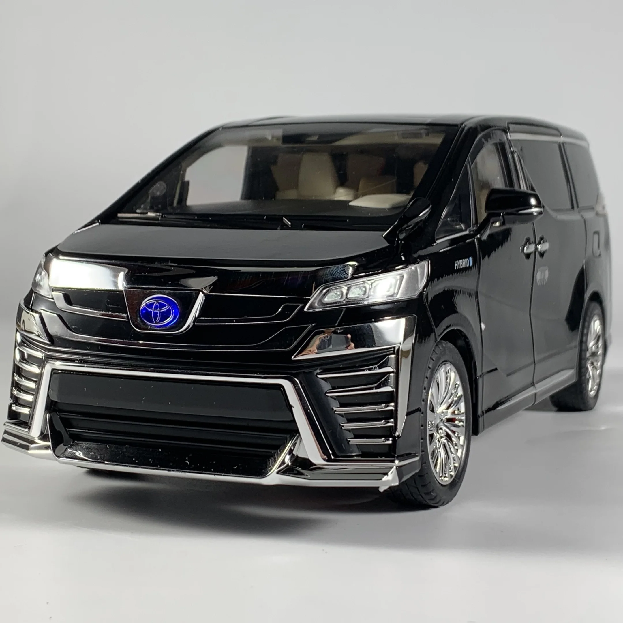 1:18 Scale Toyota Vellfire Diecast Model 5 1:18 Scale Toyota Vellfire Diecast Model - Image 5