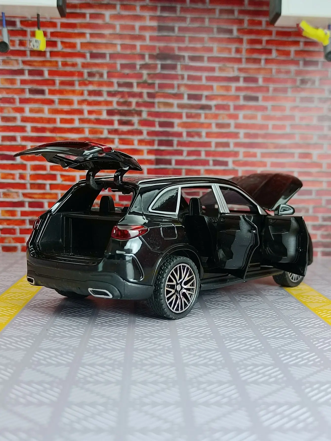 Mercedes-Benz GLC400 1:32 Diecast Model Car 3 Mercedes-Benz GLC400 1:32 Diecast Model Car - Image 3