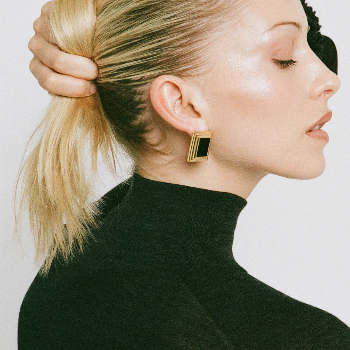 Stainless Steel Gold Square Earrings JDE0112030 4 Stainless Steel Gold Square Earrings JDE0112030 - Image 4