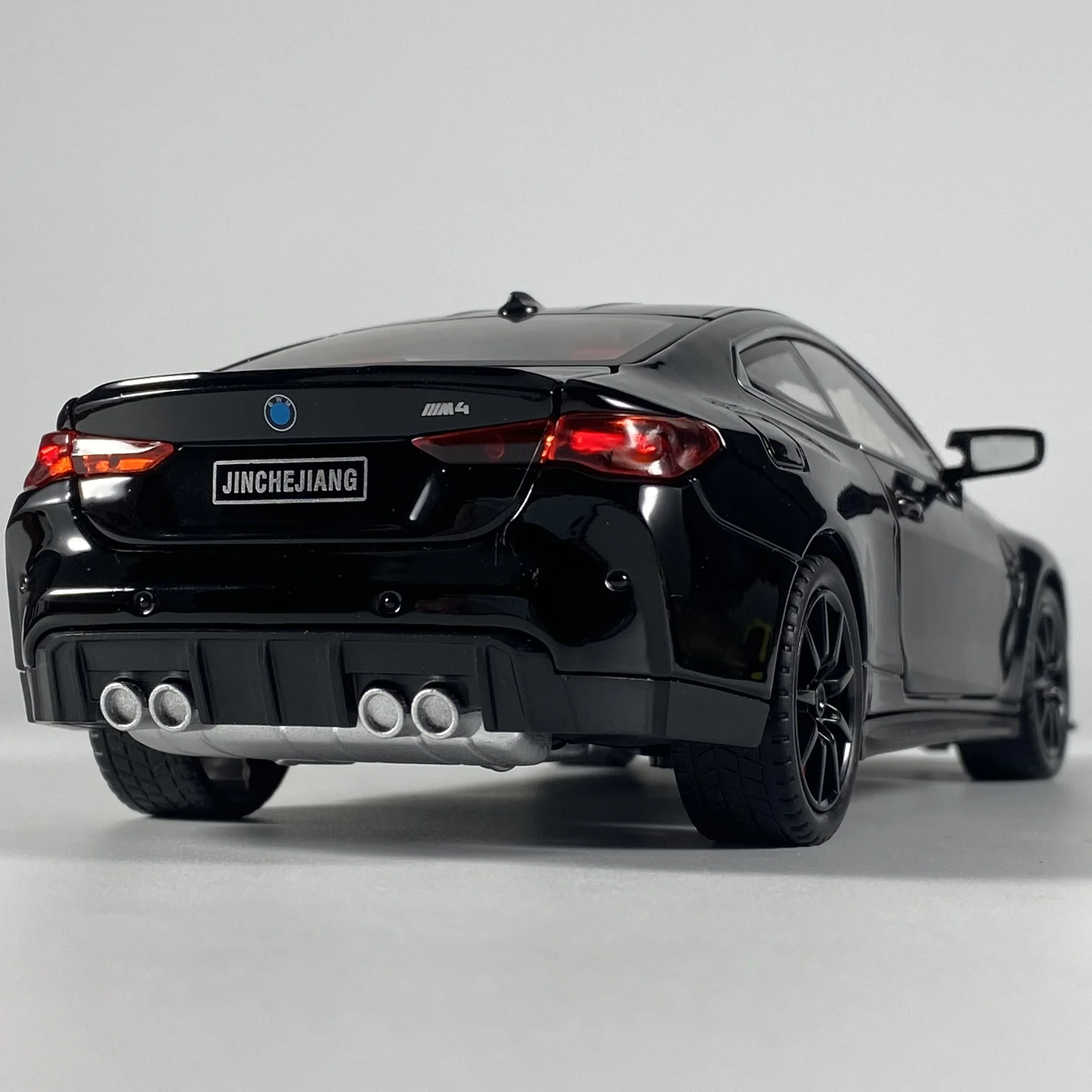 White BMW M4 1:24 Diecast Model Car 3 White BMW M4 1:24 Diecast Model Car - Image 3