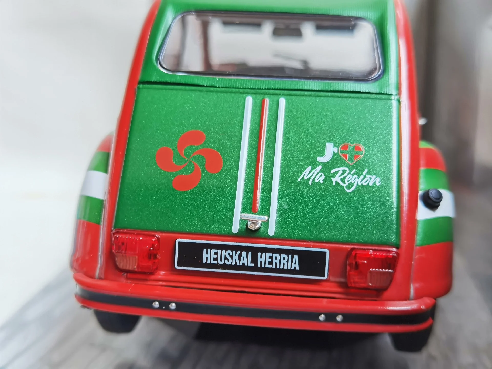 1982 Citroën 2CV6 Diecast Model by SOLIDO 5 1982 Citroën 2CV6 Diecast Model by SOLIDO - Image 5