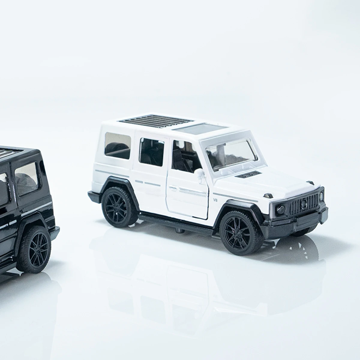 Rugged White 1:43 Die-Cast Off-Road Vehicle 6 Rugged White 1:43 Die-Cast Off-Road Vehicle - Image 6