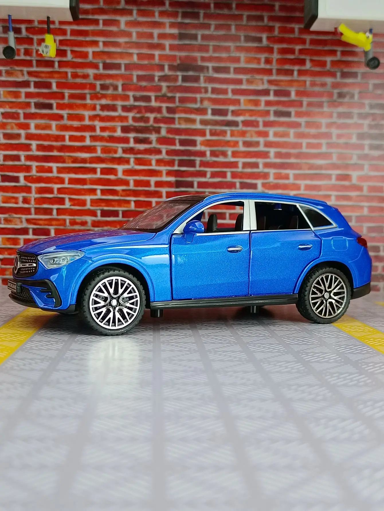 Mercedes-Benz GLC400 1:32 Diecast Model Car 5 Mercedes-Benz GLC400 1:32 Diecast Model Car - Image 5