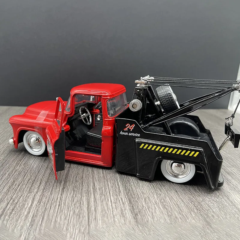 Red 1/24 Scale Vintage Tow Truck Model 3 Red 1/24 Scale Vintage Tow Truck Model - Image 3