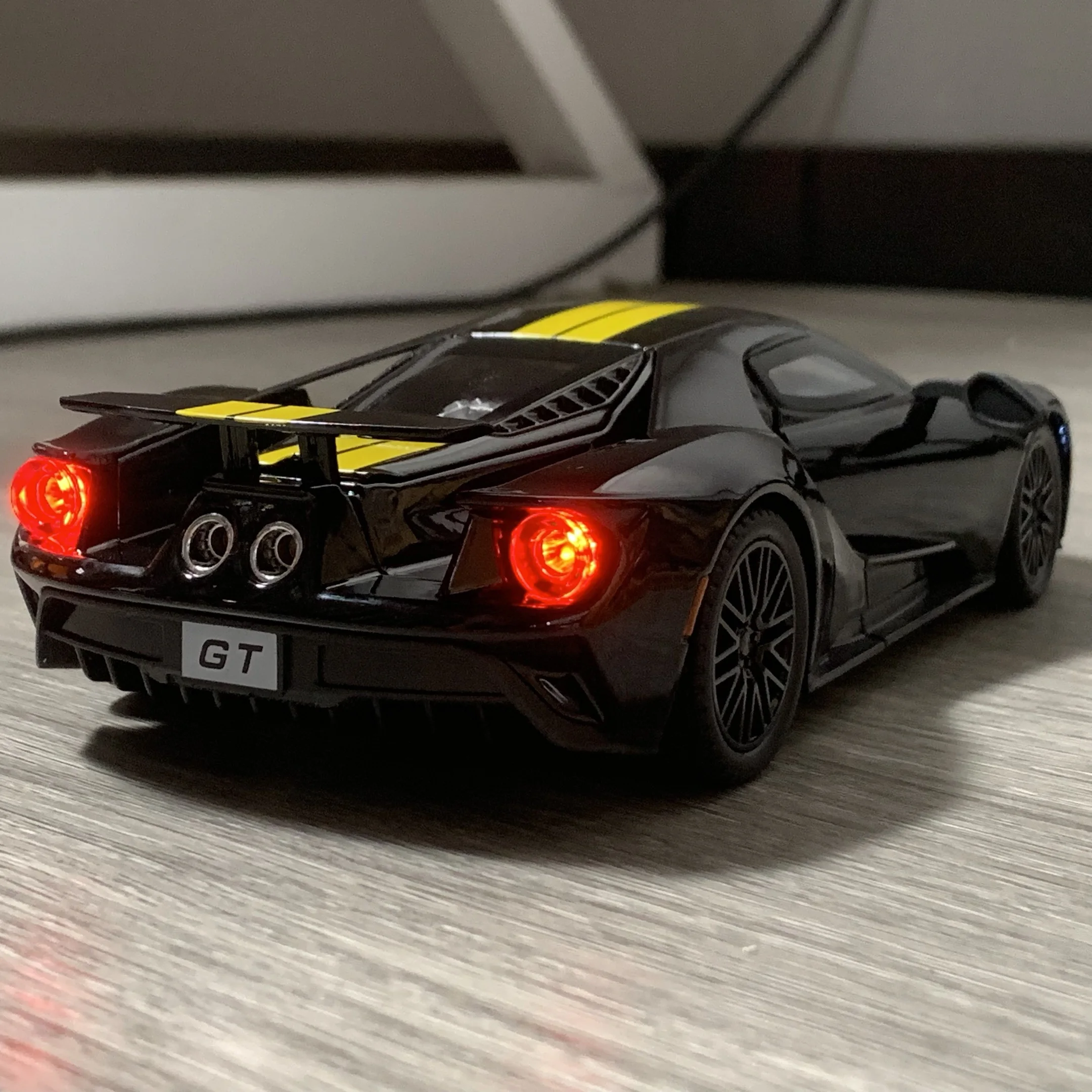 Ford GT 1:24 Diecast Model with LED Lights 5 Ford GT 1:24 Diecast Model with LED Lights - Image 5