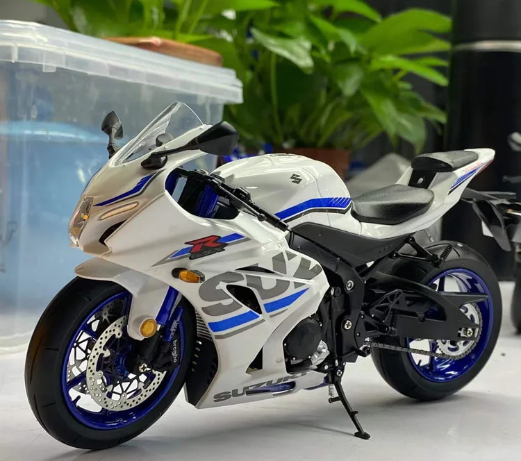 GSX-R1000 1:12 Scale Diecast Motorcycle Model 8 GSX-R1000 1:12 Scale Diecast Motorcycle Model - Image 8