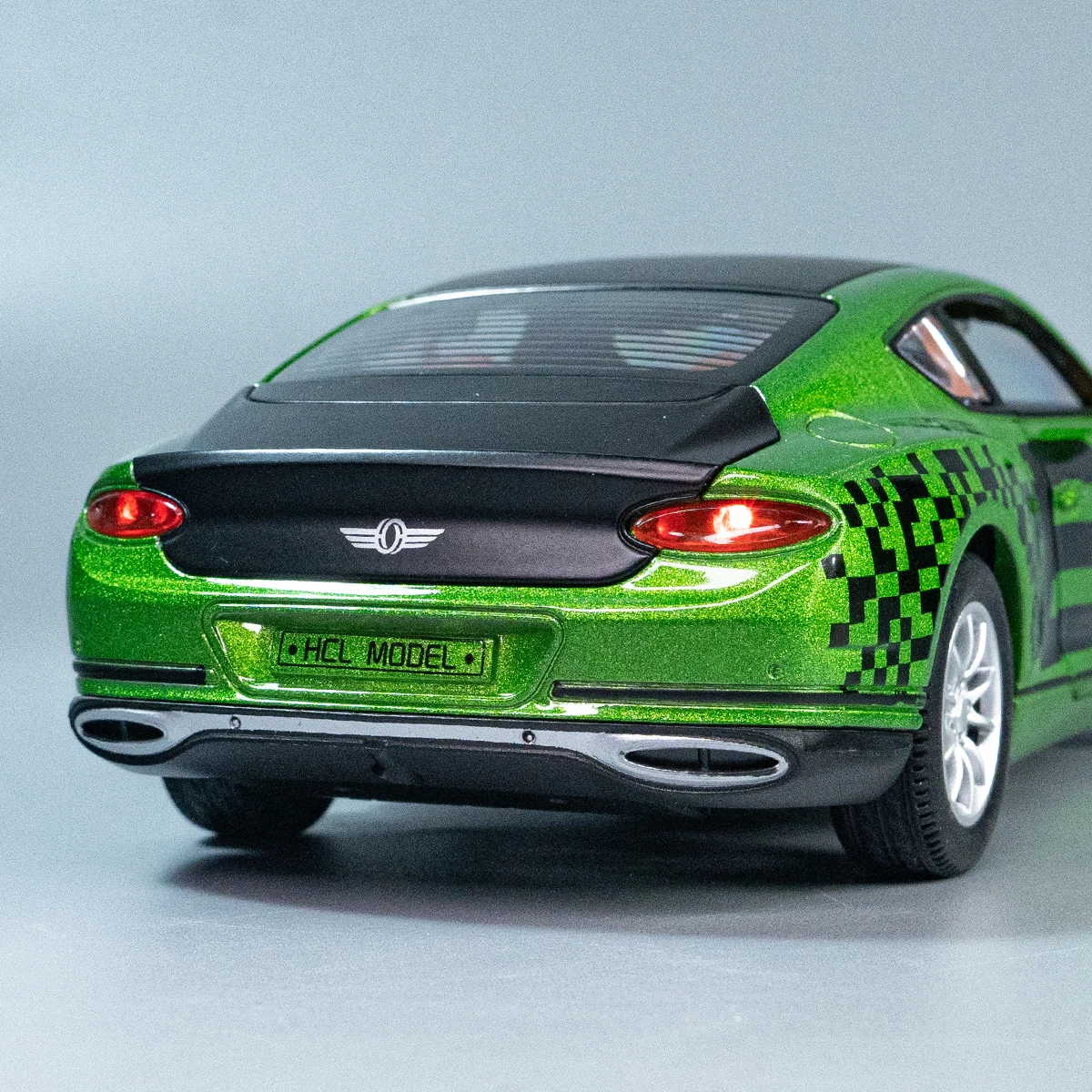 Vibrant Green 1:22 Scale Diecast Car Model 5 Vibrant Green 1:22 Scale Diecast Car Model - Image 5
