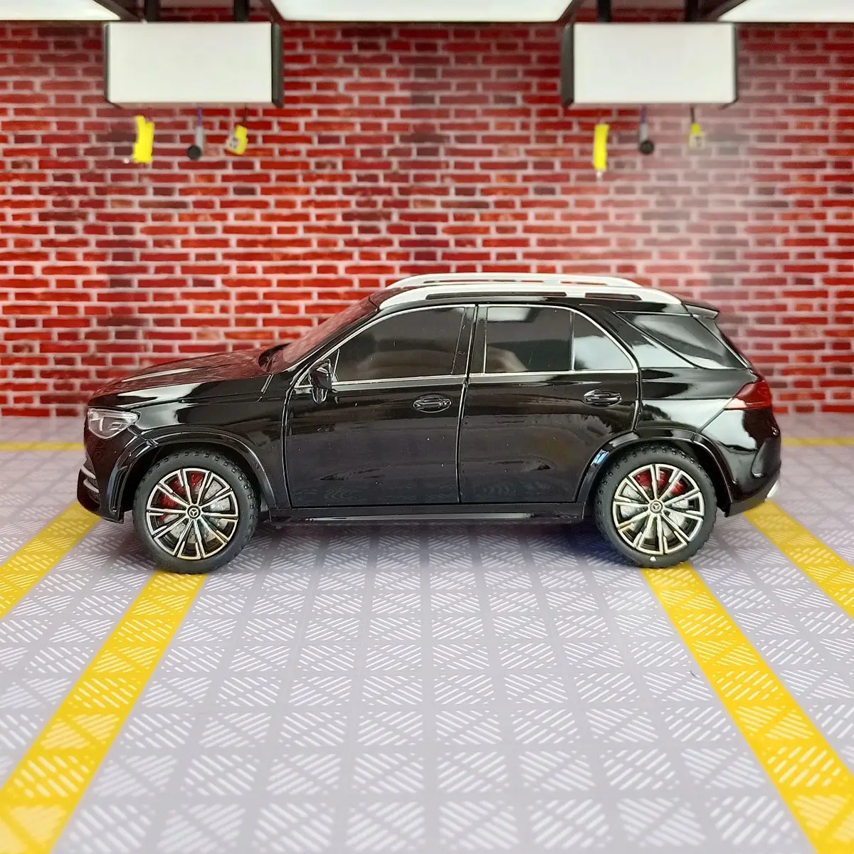 Mercedes Benz GLE350 1:24 Diecast SUV Model 8 Mercedes Benz GLE350 1:24 Diecast SUV Model - Image 8