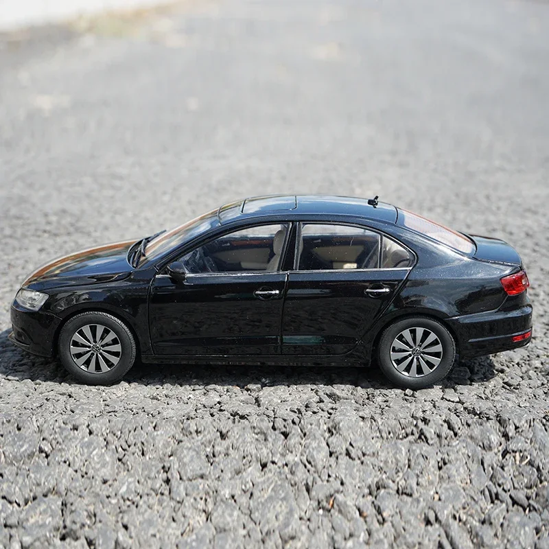 1:18 Scale Diecast Modern Sedan Model 2 1:18 Scale Diecast Modern Sedan Model - Image 2