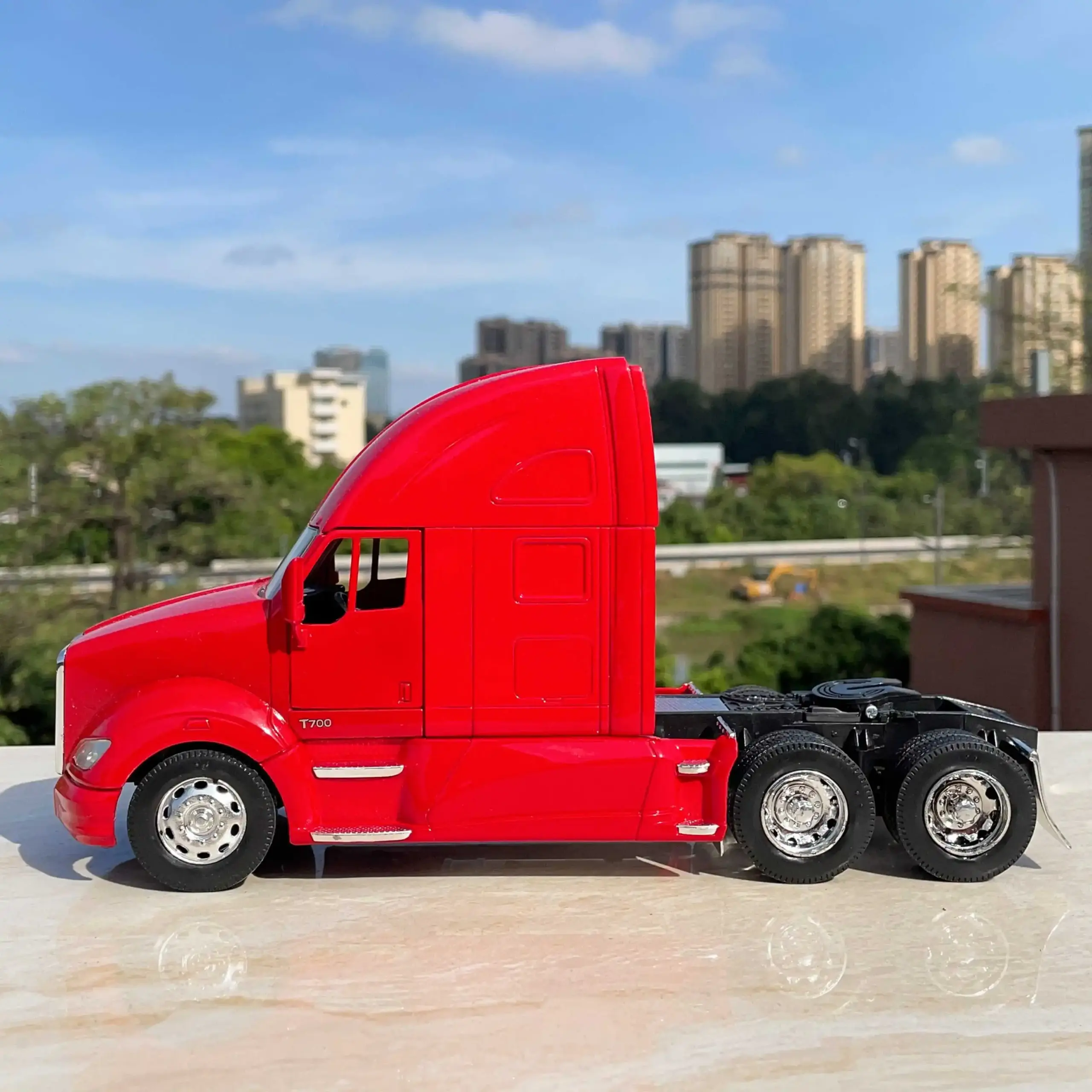 Vibrant Red 1:32 Kenworth T700 Diecast Model 4 Vibrant Red 1:32 Kenworth T700 Diecast Model - Image 4