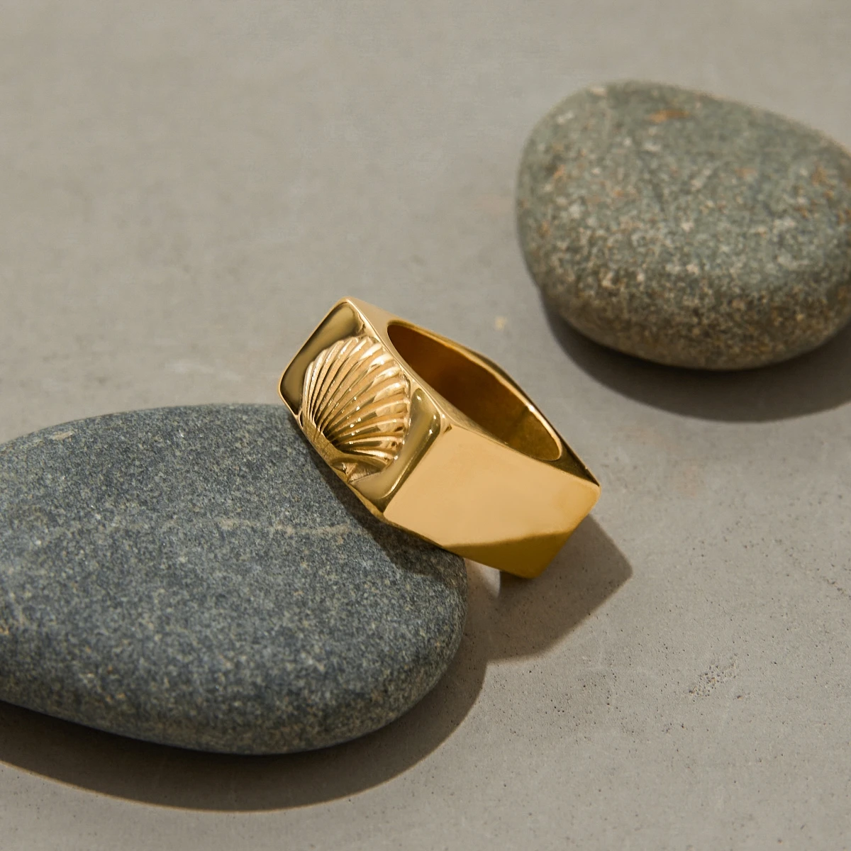 Elegant Gold Stainless Steel Ring with Scallop Shell 2 Elegant Gold Stainless Steel Ring with Scallop Shell - Image 2