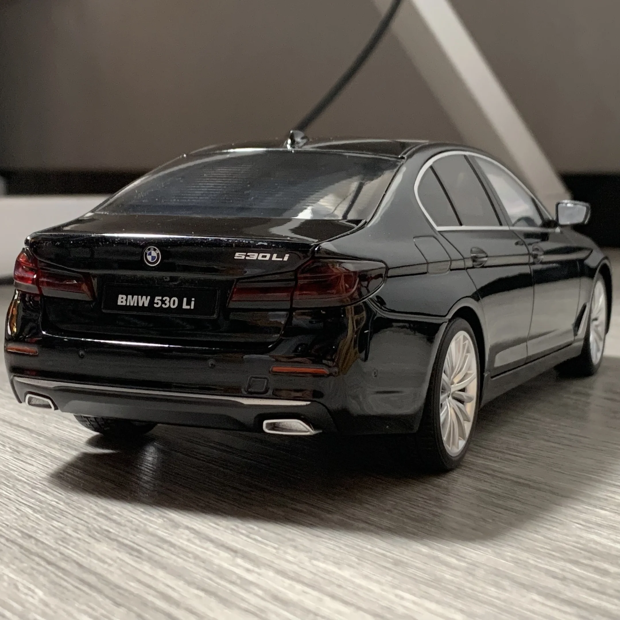 BMW 530Li 1:18 Scale Diecast Model 5 BMW 530Li 1:18 Scale Diecast Model - Image 5
