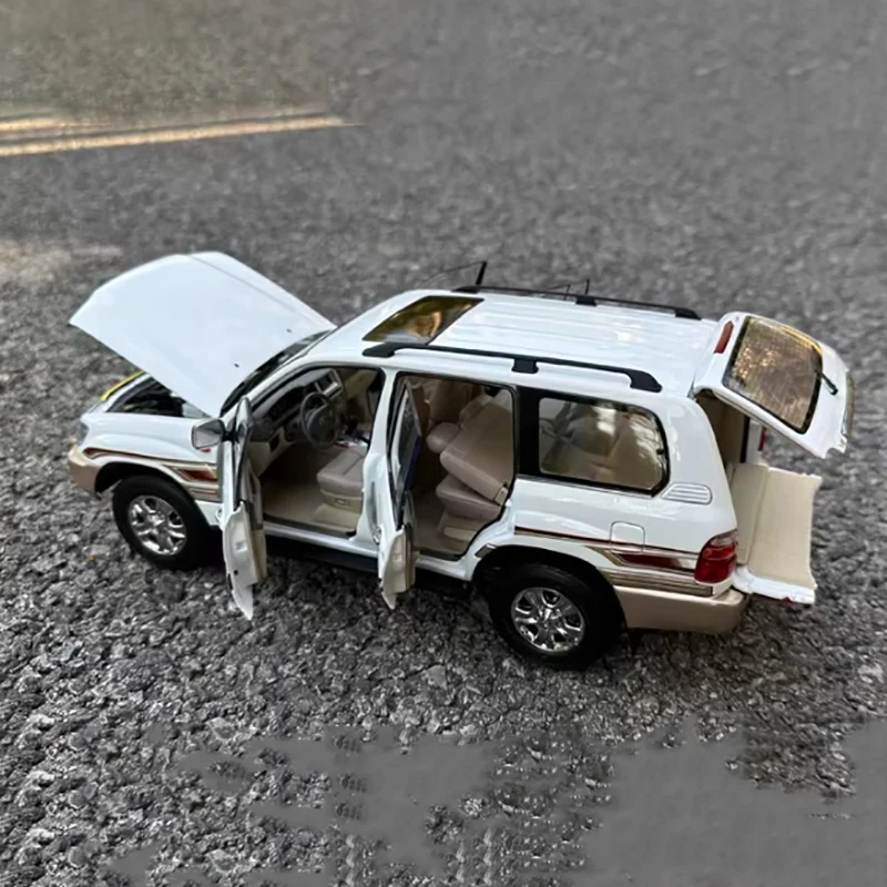 Land Cruiser 4700 LC100 Diecast Model 1:18 Scale 3 Land Cruiser 4700 LC100 Diecast Model 1:18 Scale - Image 3