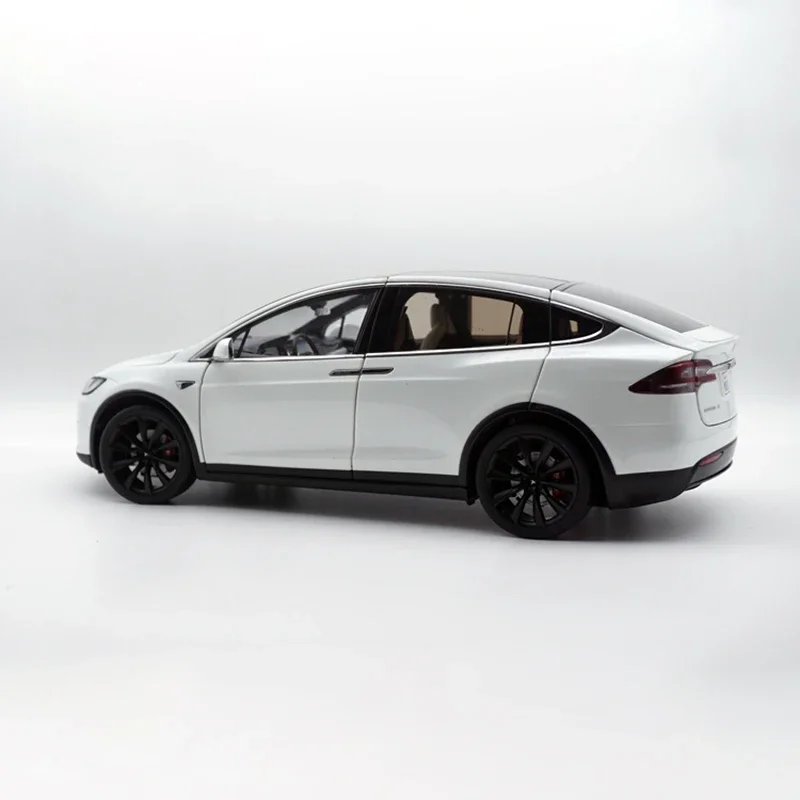 White 1:18 Scale Model X Die-Cast SUV 3 White 1:18 Scale Model X Die-Cast SUV - Image 3