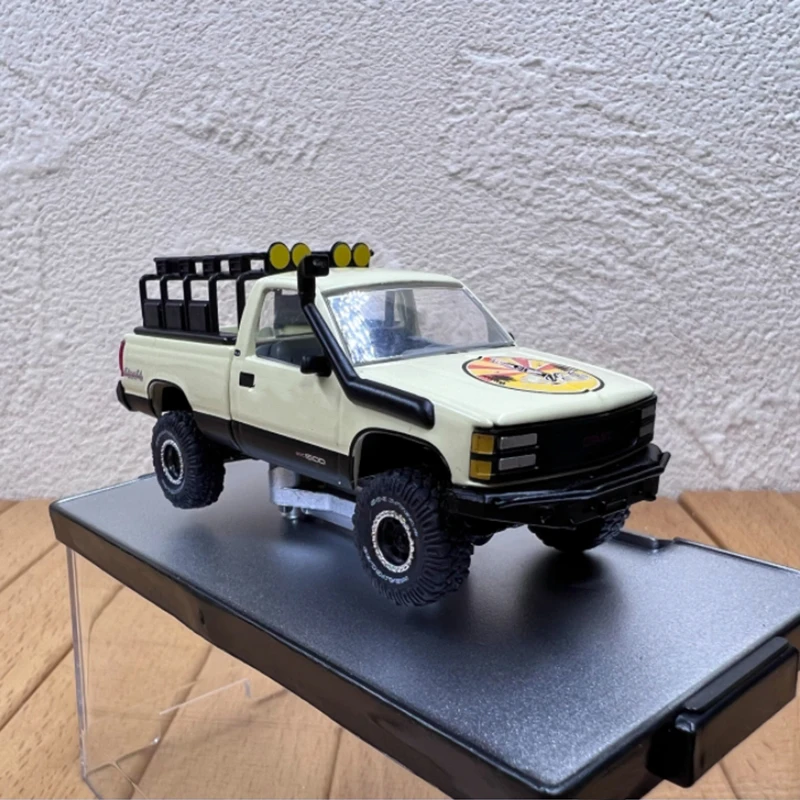 GMC 1500 Diecast Pickup Model 1:64 Scale 7 GMC 1500 Diecast Pickup Model 1:64 Scale - Image 7