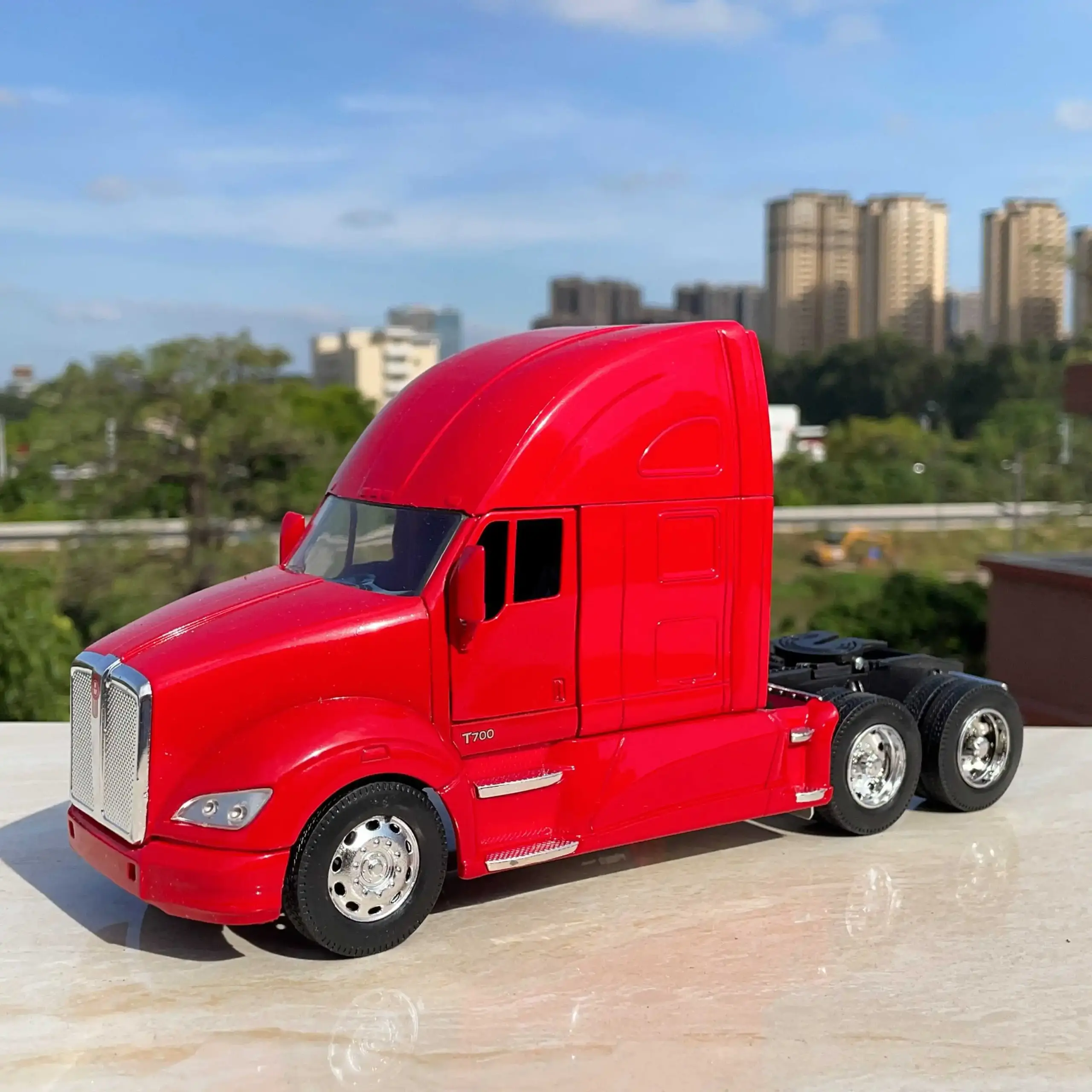 Vibrant Red 1:32 Kenworth T700 Diecast Model 2 Vibrant Red 1:32 Kenworth T700 Diecast Model - Image 2