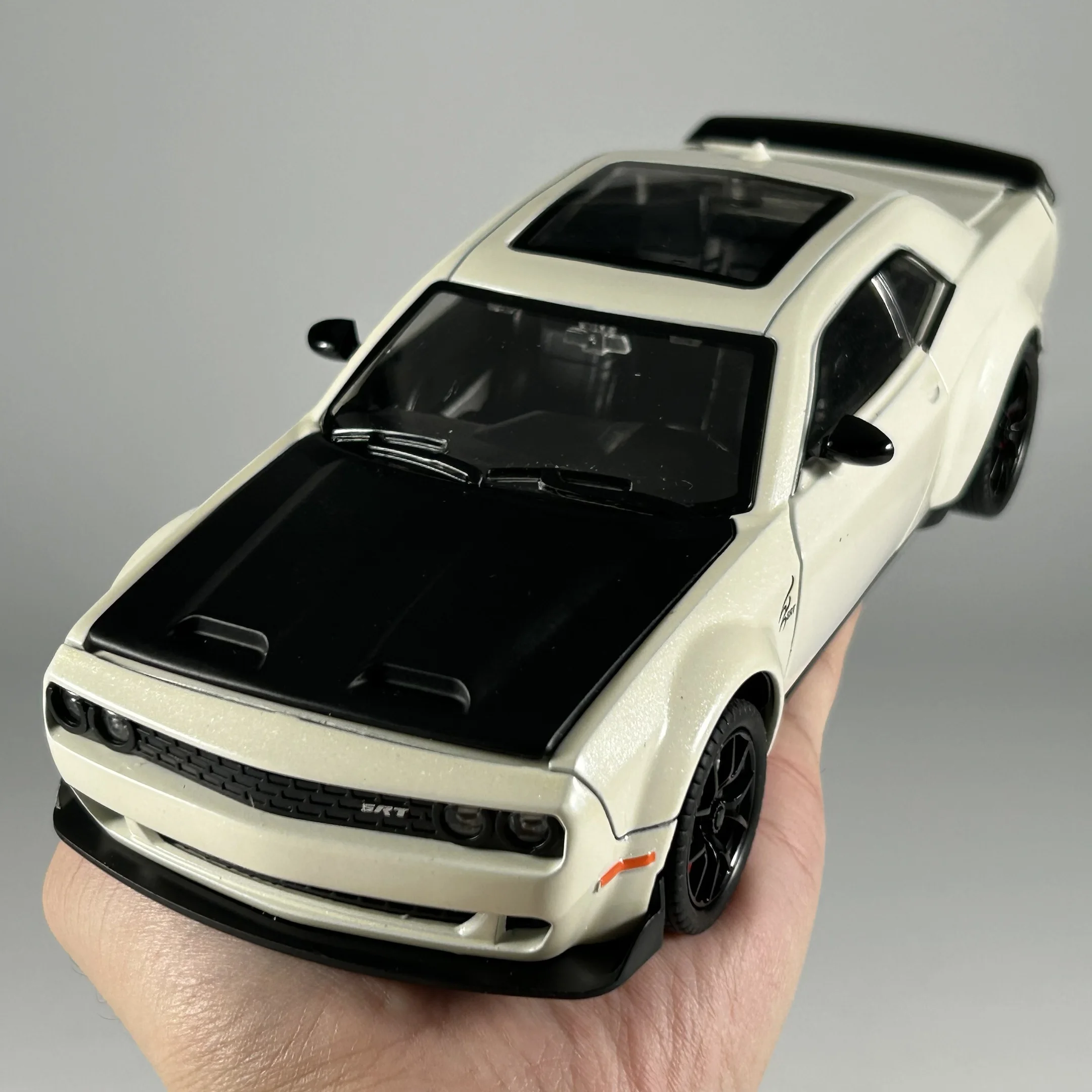 Red Dodge Challenger Hellcat 1:24 Model Car 6 Red Dodge Challenger Hellcat 1:24 Model Car - Image 6