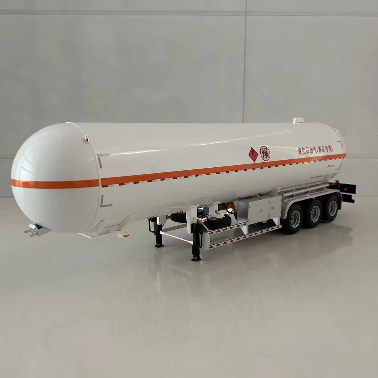 Diesel/LPG Tanker Truck Model 1:24 Scale 6 Diesel/LPG Tanker Truck Model 1:24 Scale - Image 6