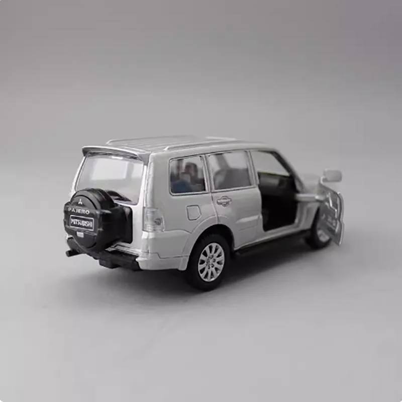 Silver Pajero Bobcat 1/43 Diecast Model 4 Silver Pajero Bobcat 1/43 Diecast Model - Image 4