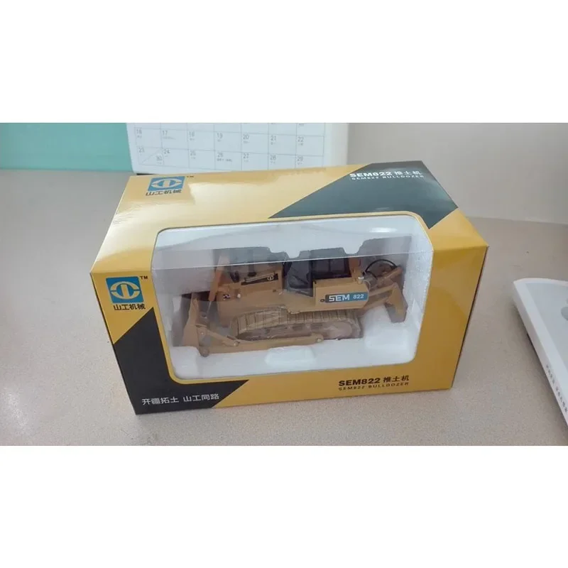 CAT SEM822 Bulldozer Model 1:35 Scale Collectible 4 CAT SEM822 Bulldozer Model 1:35 Scale Collectible - Image 4