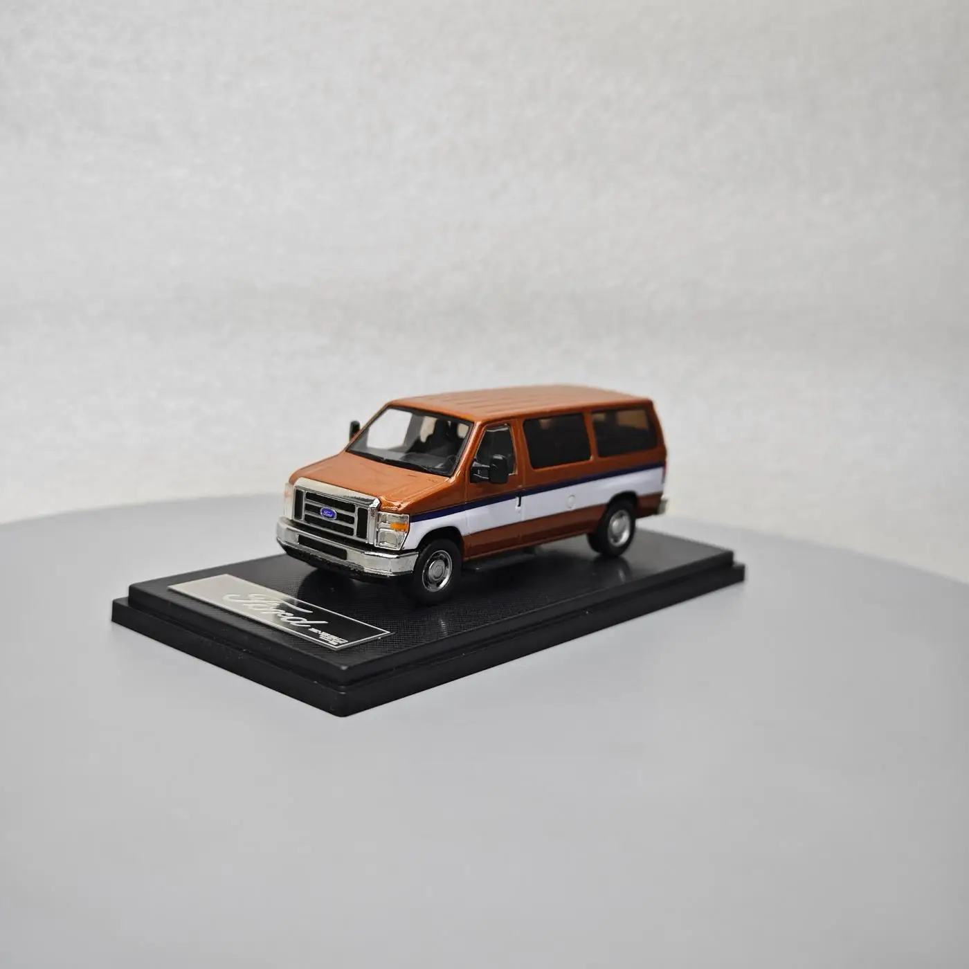 1:64 Ford E350 Van Diecast Model Collectible 5 1:64 Ford E350 Van Diecast Model Collectible - Image 5