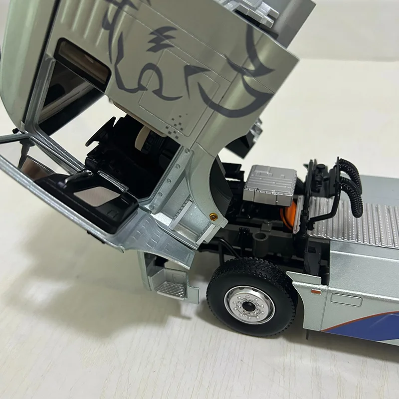 1:24 Scale Diecast Truck Model for Collectors 5 1:24 Scale Diecast Truck Model for Collectors - Image 5
